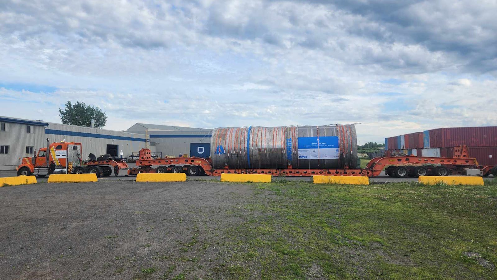 Overview of the drum mill on a delivery truck outside Usinage St-Laurent's plants.