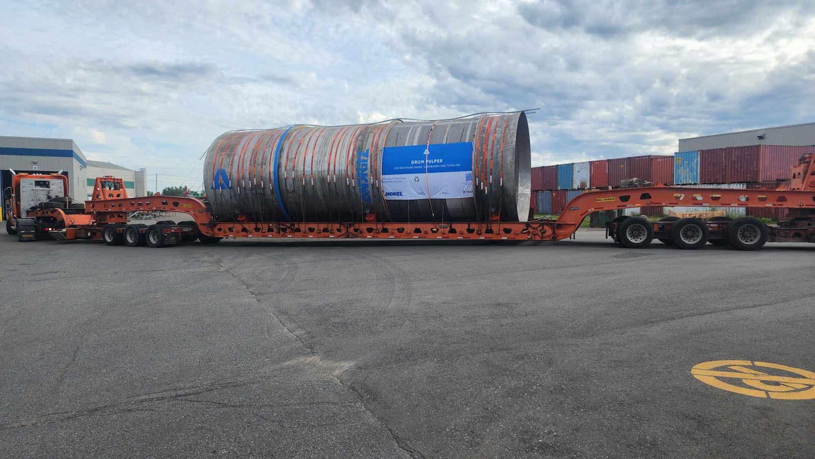 Overview of the drum mill on a delivery truck outside Usinage St-Laurent's plants.