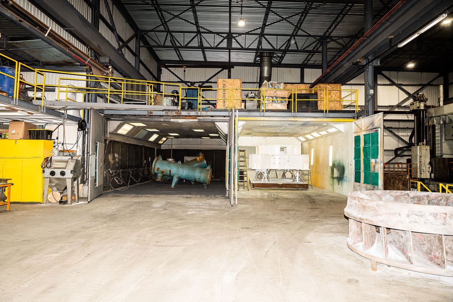 Vue d'ensemble de l'usine avec un avant-plan de la chambre de sablage