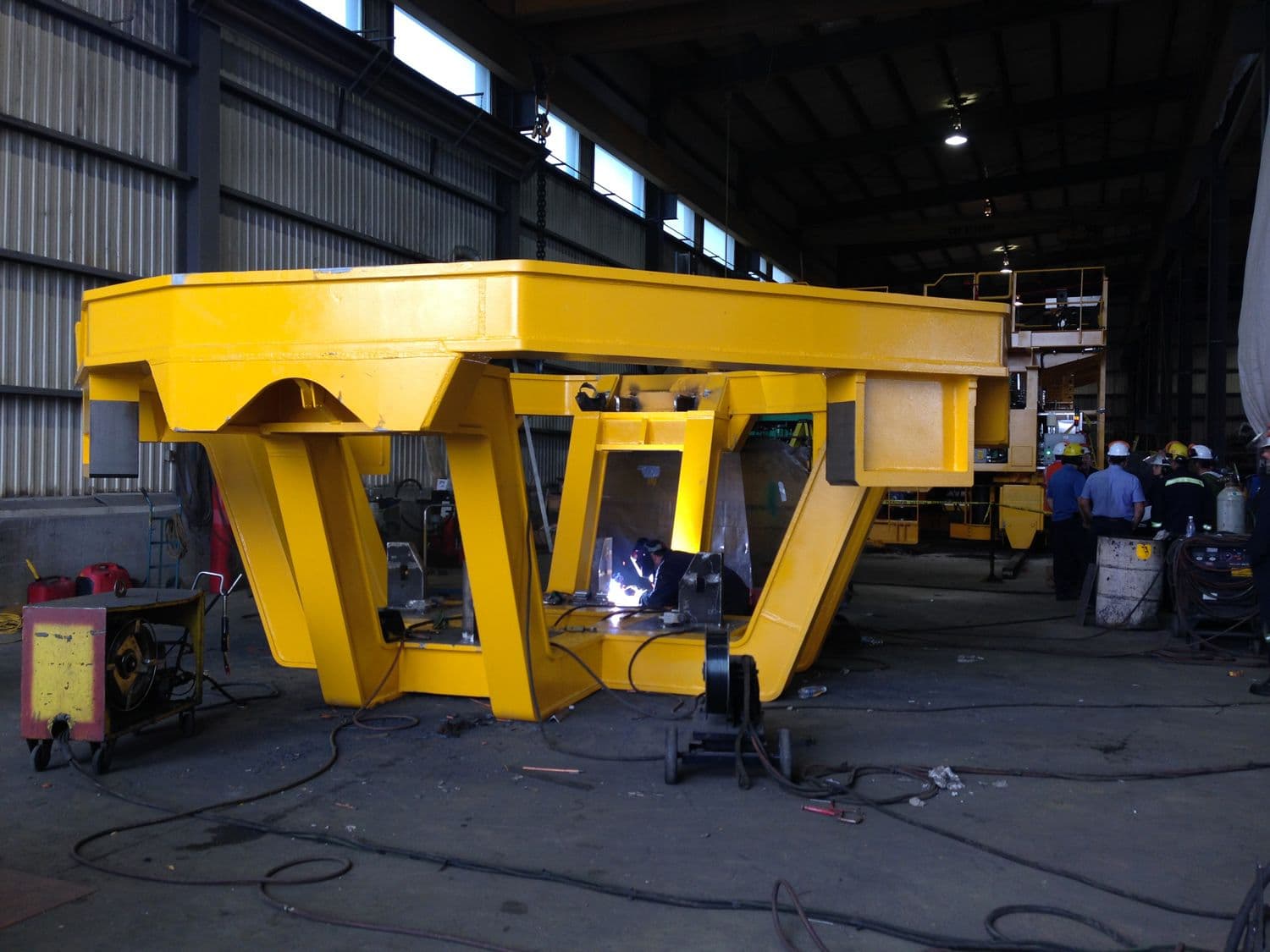 Soudeur effectuant de la soudure sur un morceau appartenant au chariot du convertisseur