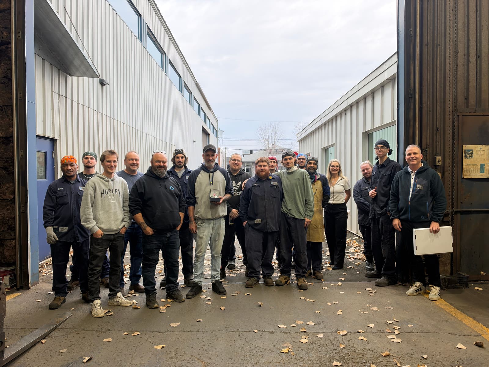 Groupe de personnes posant pour les 25 ans de David
