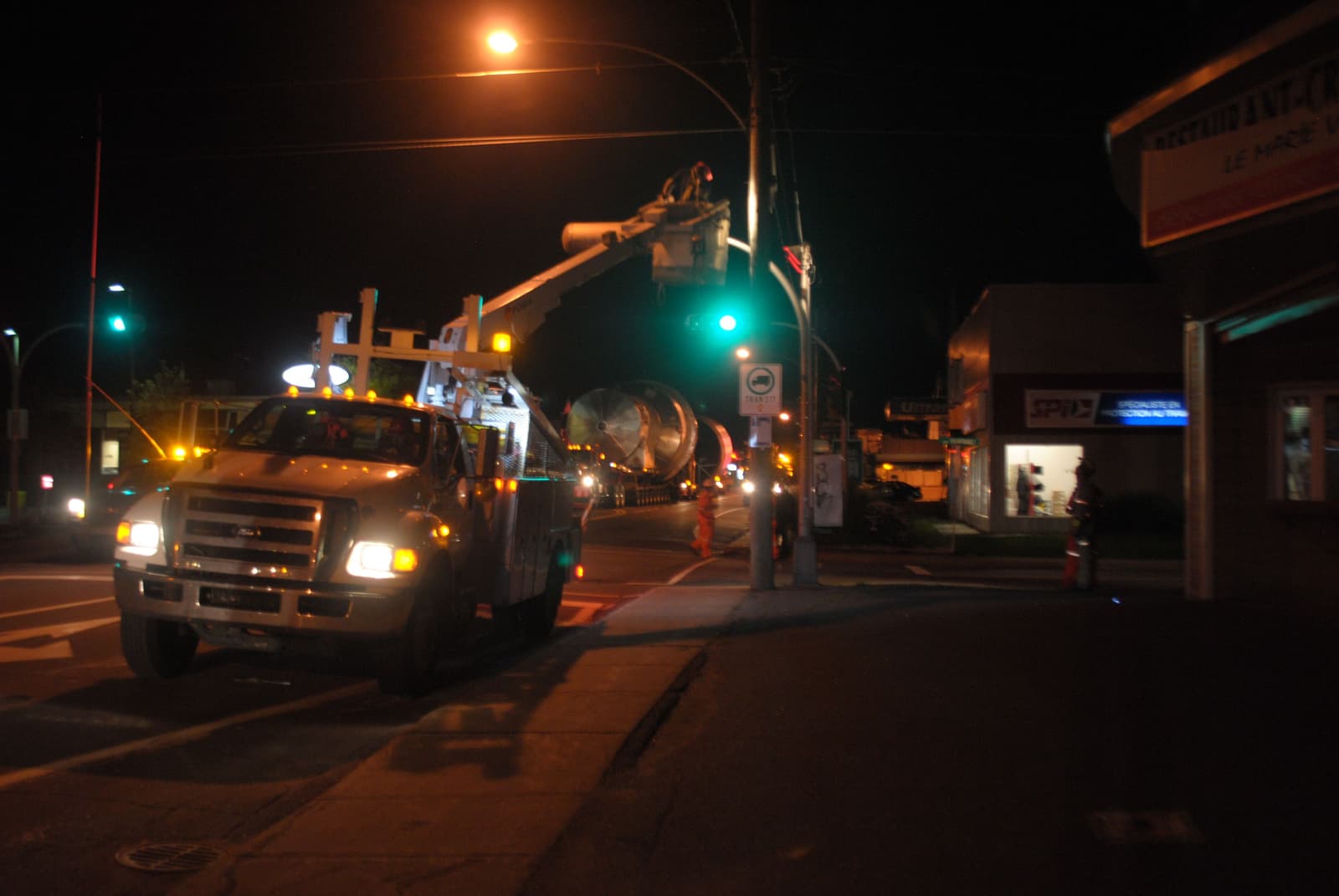 electric cables lifted to let pass uge steel component