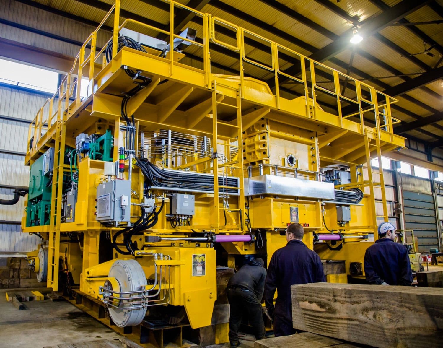 Vue d'ensemble du chariot de convertisseur avec des employés devant