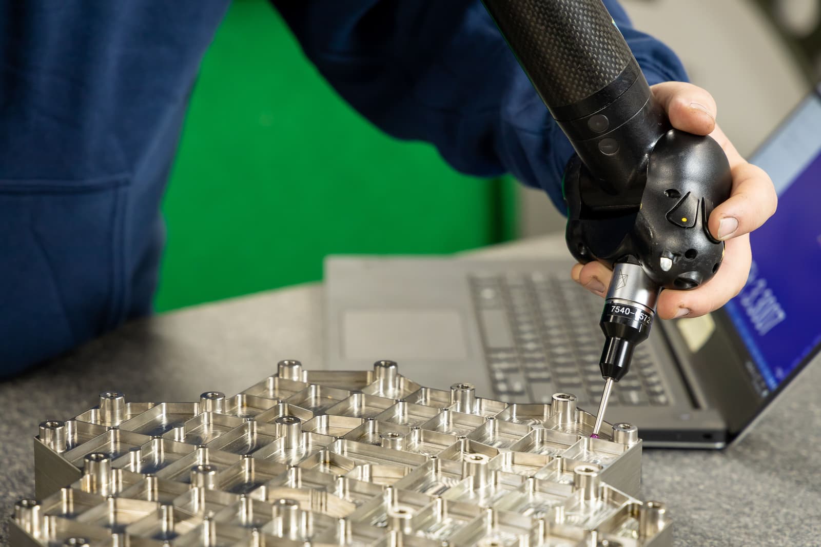 Bras de mesure qui mesure une pièce dans l'usine d'Usinage St-Laurent